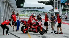 Pembalap Ducati Lenovo, Marc Marquez (tengah) memacu motornya dalam tes pramusim MotoGP 2025 di Sirkuit Sepang, Malaysia, Rabu (05/02/2025). (AFP/ Mohd Rasfan)