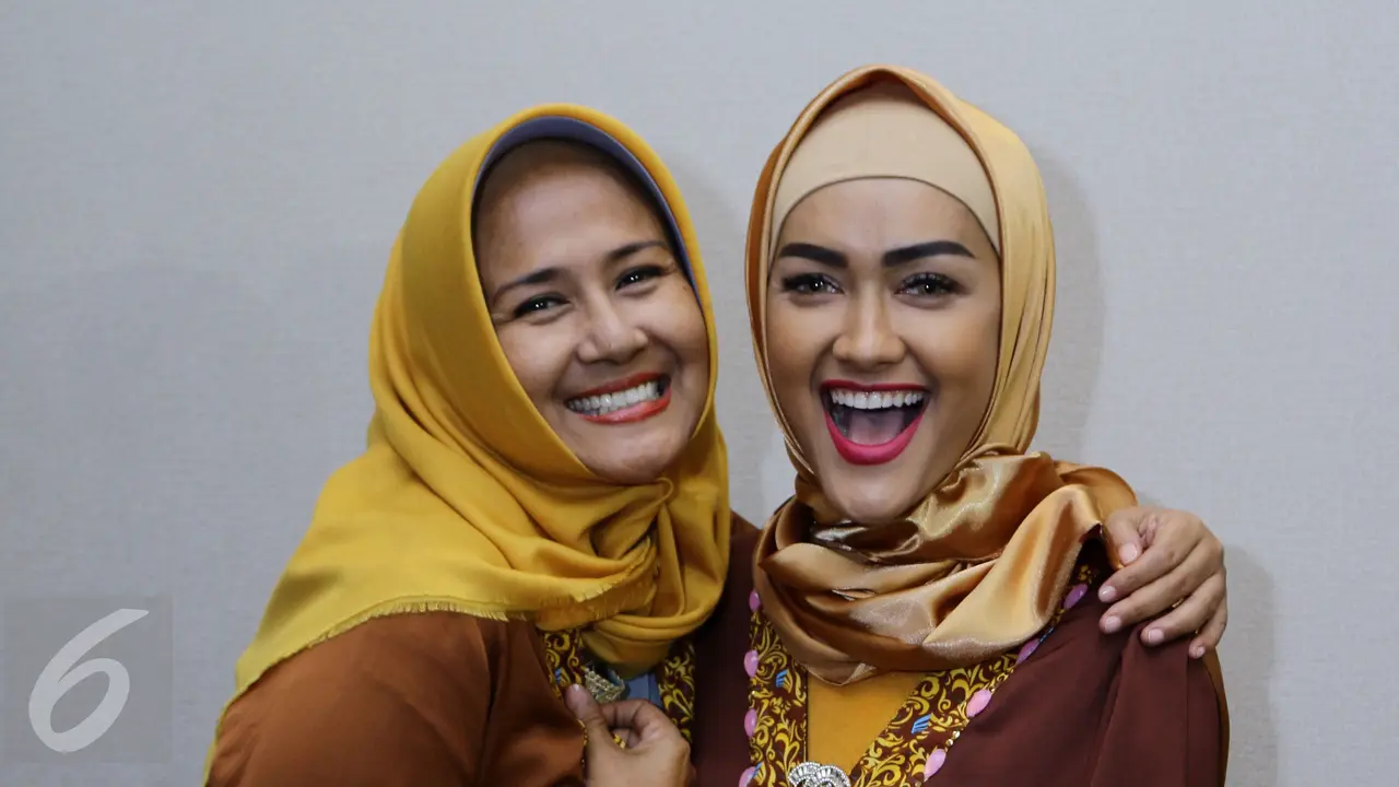20170102-Julia Perez Berangkat Umrah-Tangerang