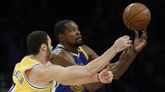 Pemain Los Angeles Lakers, Larry Nance Jr. (kiri) berebut bola dengan pemain Golden State Warriors, Kevin Durant (kanan) pada laga NBA basketball game di Los Angeles, (4/11/2016).  (AP /Alex Gallardo)