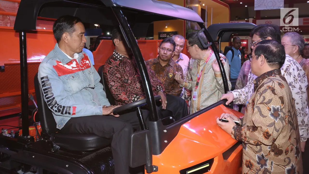 Kenakan Jaket Jeans, Presiden Jokowi Tinjau IIMS 2018