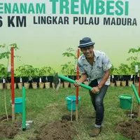 Nugie saat melakukan penanaman Trembesi di Bangkalan, Madura.