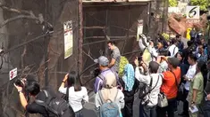 Sempat viral aksi pria menyembur asap rokok elektrik kepada primata di Batu Secret Zoo. Kini sang pelaku sudah meminta maaf dan mengaku tidak akan mengulangi perbuatannya.