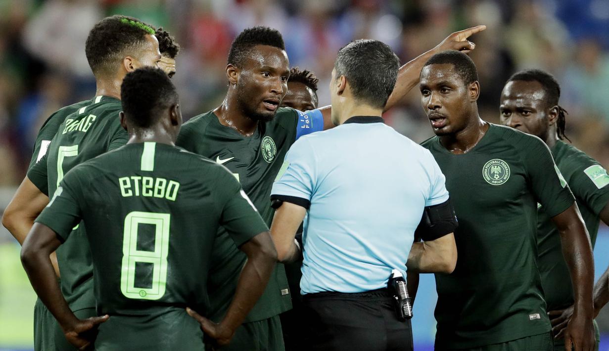 Para pemain Nigeria melakukan protes kepada wasit saat pertandingan melawan Kroasia pada laga Piala Dunia di Stadion Kaliningrad, Rusia, Minggu (17/6/2018). Kroasia menang 2-0 atas Nigeria. (AP/Petr David Josek)