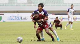 Pemain Persita Tangerang, Edo Febriansyah, berebut bola dengan pemain Borneo FC, Terens Puhiri pada laga BRI Liga 1 di Stadion Pakansari, Bogor, Sabtu (10/2/2021). (Bola.com/M Iqbal Ichsan)