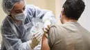 Seorang petugas medis memberikan suntikan vaksin COVID-19 di Moskow, Rusia, pada 8 Desember 2020. Sejak dimulainya program vaksinasi massal di Moskow pada 5 Desember, sekitar 2.000 orang dari kelompok berisiko tinggi telah disuntik vaksin. (Xinhua/Evgeny Sinitsyn)