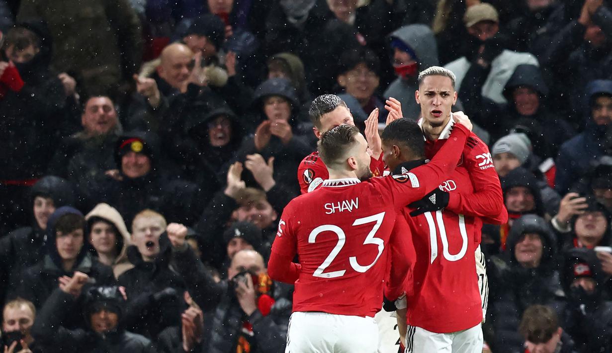Pemain Manchester United melakukan selebrasi setelah Antony (kanan) mencetak gol kedua tim pada laga leg pertama Liga Europa 2022/2023 yang berlangsung di Old Trafford, Manchester, Jumat (10/03/2023) dini hari WIB. MU menang dengan skor 4-1. (AFP/Darren Staples)