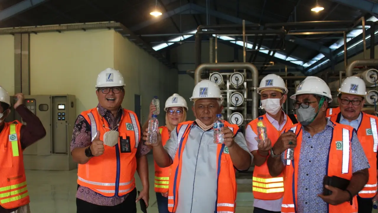 Panitia Khusus (Pansus) Kawasan Berikat Nusantara (KBN) DPRD DKI menajajal air minum dari olahan limbah PT SIER. (Dian Kurniawan/Liputan6.com)