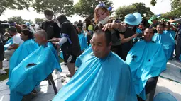 Warga mencukur rambut saat protes terhadap keputusan pemerintah yang menempatkan alat pertahanan anti rudal AS Terminal High Altitude Area Defence (THAAD) di Seongju, Korea Selatan, Senin (15/8).( Reuters/Kim Jun- beom)