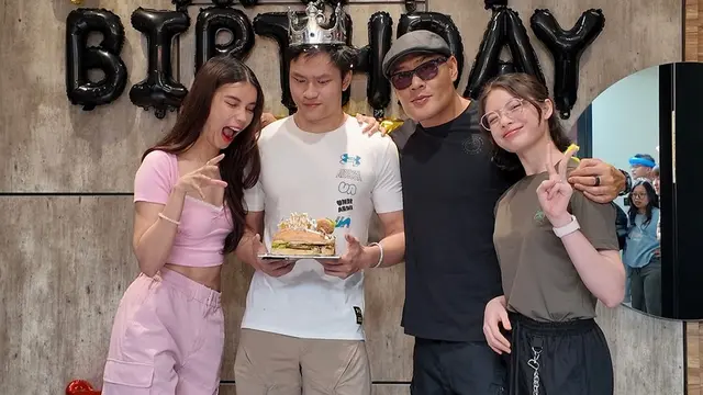 Potret Sabrina Chairunnisa dan Deddy Corbuzier Beri Kejutan Ultah Azka ke-18