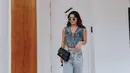 Sedangkan paduan vest dan boyfriend jeans juga memberikan kesan stylish dan energik. Kamu bisa memadukannya dengan sneakers