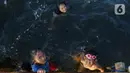 Anak-anak berenang di Pantai Marunda, Jakarta Utara, saat libur Kenaikan Yesus Kristus, Kamis (9/5/2024). (Liputan6.com/Herman Zakharia)