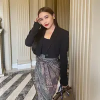 Makeup bernuansa natural ditonjolkan dengan rambut sleek dan lipstik merah. Foto: Instagram.