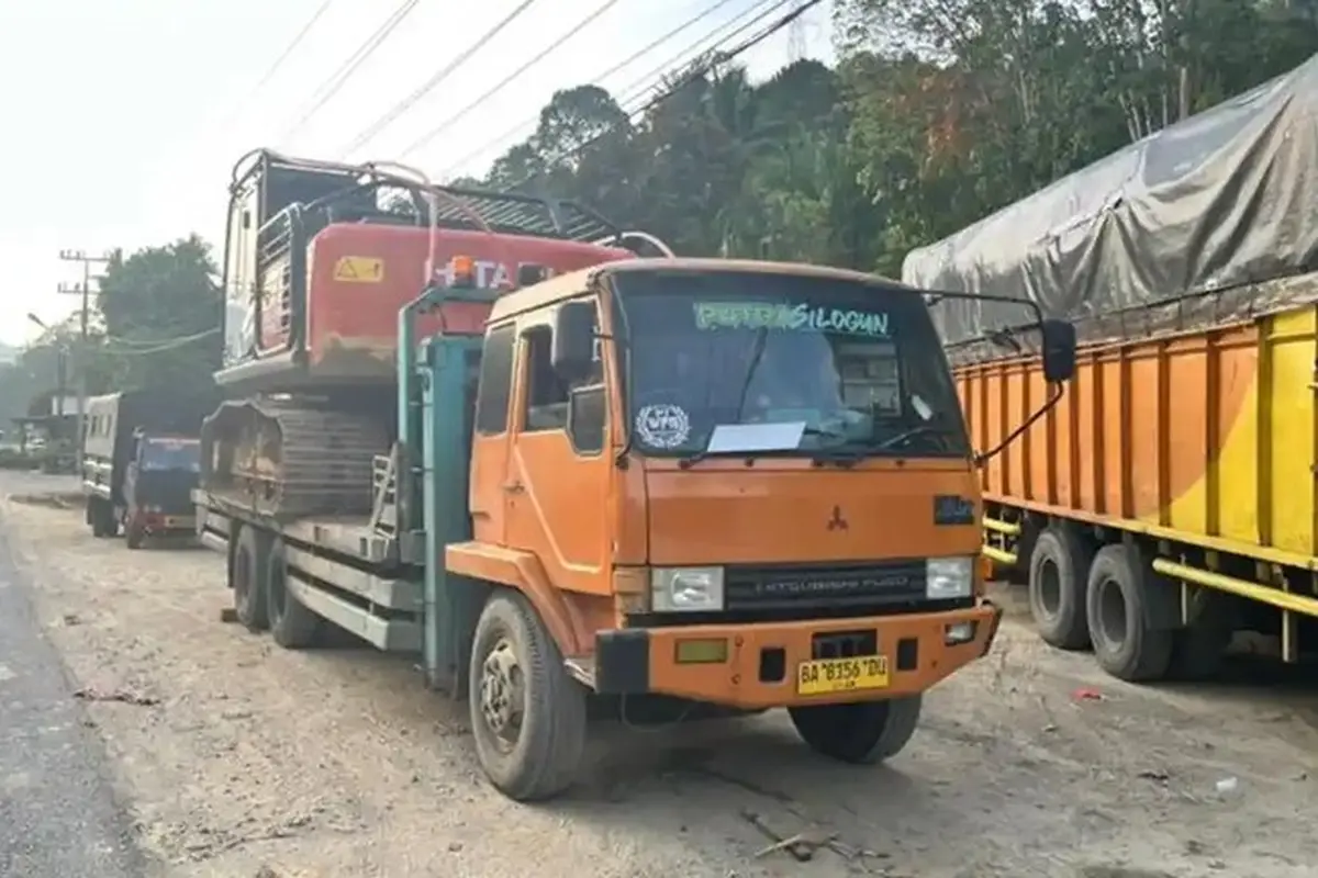 Polda Sumut amankan 2 alat berat ekskavator yang diduga akan digunakan untuk menambang emas ilegal di wilayah Kabupaten Mandailing Natal.