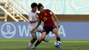 Bek Timnas Spanyol U-17, Andres Cuenca (kanan), mengontrol bola dibayangi pemain Timnas Uzbekistan U-17, Amirbek Saidov dalam laga pamungkas Grup B Piala Dunia U-17 2023 yang berlangsung di Stadion Manahan, Solo, Kamis (16/11/2023) sore WIB. (Bola.com/Arief Bagus Prasetiyo)