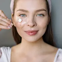 Cara mudah mengatasi mata panda. (pexels.com/@yankrukov)