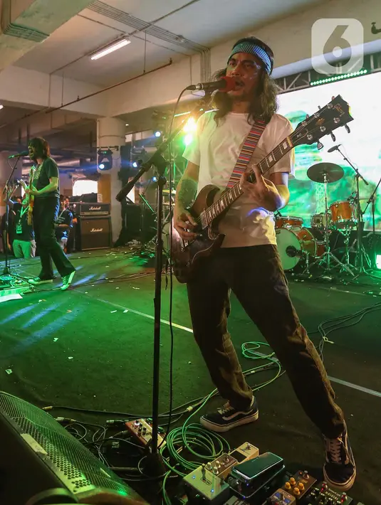 Tampil memukau, Kelompok Penerbang Roket menghentak panggung dengan lagu-lagu hits mereka. (Liputan6.com/Angga Yuniar)