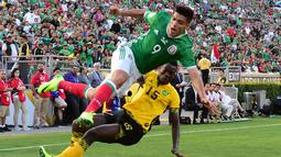 Pemain Meksiko, Raul Jimenez, dilanggar pemain Jamaika, Je-Vaughn Watson, dalam laga Grup C Copa America 2016 di Stadion Rose Bowl, Pasadena, AS, Jumat (10/6/2016) WIB. (AFP/Frederic J. Brown)