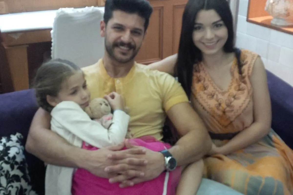 [Bintang] Pemeran Elif, Isabella Damla Guvenilir dan Paman Selim