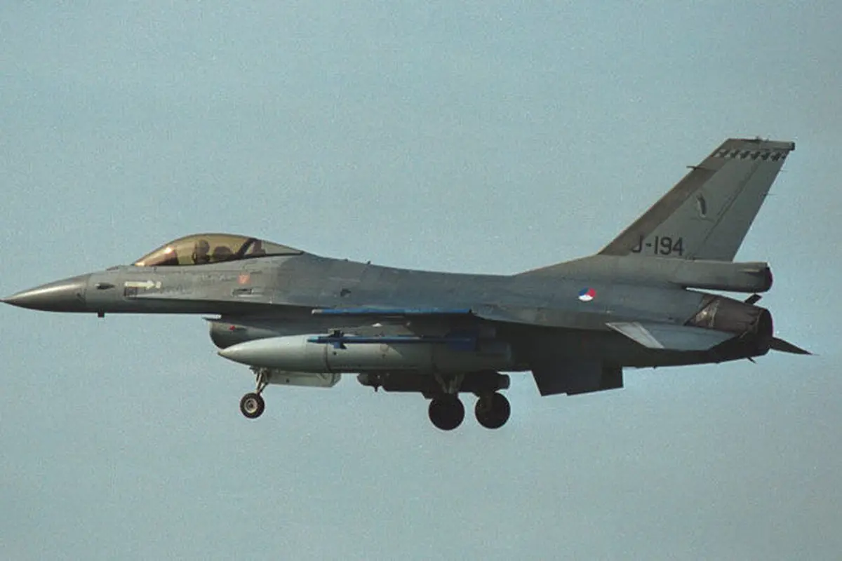 Pesawat F-16
