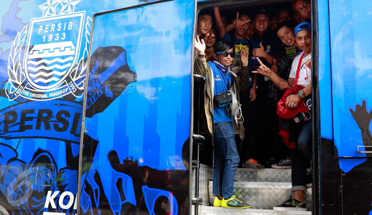 Sejumlah Bobotoh berpose sebelum melanjutkan perjalanan ke Stadion GBK usai pemeriksaan yang dilakukan di halaman Mapolda Jakarta, Minggu (18/10/2015). Mereka nantinya akan dikawal oleh petugas kepolisian hingga Stadion GBK. (Liputan6.com/Yoppy Renato)