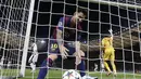 Penyerang Barcelona, Lionel Messi memungut bola dari gawang. (REUTERS/Kai Pfaffenbach)