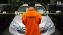 Polisi menunjukkan tersangka berikut barang bukti mobil saat ungkap kasus penipuan dan penggelapan di Polda Metro Jaya, Rabu (18/9/2019). Subdit 6 Ditreskrimum PMJ mengungkap kejahatan penggelapan mobil dengan barang bukti 28 kendaraan roda empat dan sejumlah tersangka. (Liputan6.com/Faizal Fanani)