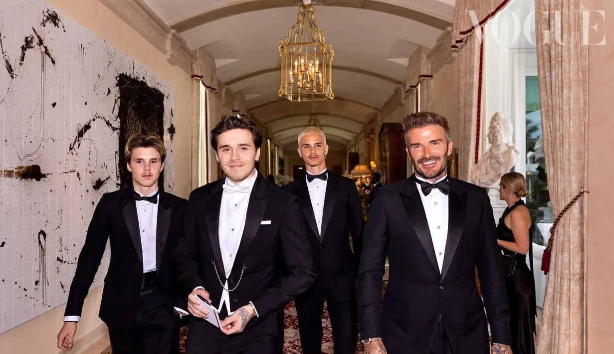<p>Sementara Brooklyn tampil gagah dengan tuksedo hitam dari custom Dior men&rsquo;s collection. Anak sulung David Beckham itu tampak berjalan menghampiri kekasihnya diiringi ayahnya, Romeo Beckham, dan Cruz Beckham. (Instagram/britishvogue).</p>