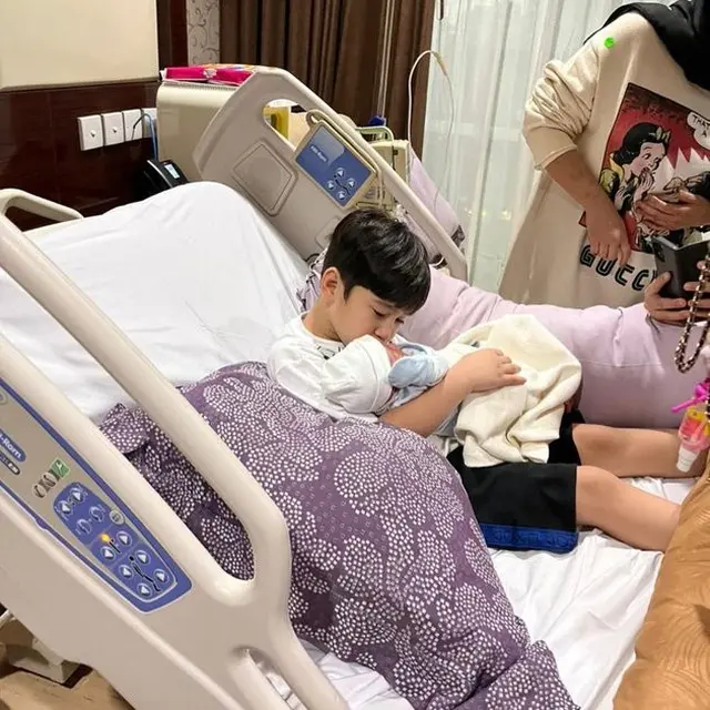 6 Momen Rafathar Gendong Pertama Kali Baby R, Peluk Cium Sebagai Kakak