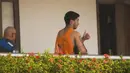 Striker Uruguay Luis Suarez harus meninggalkan hotel tempat tim Piala Dunia negaranya menginap, Brasil, Rabu (26/6/14). (REUTERS/Leo Carioca)