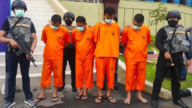Empat tersangka perampokan ATM di Rokan Hulu yang melarikan uang ratusan juta.