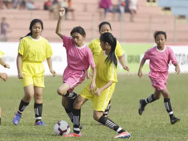 Keseruan pertandingan sepak bola putri yang diadakan untuk membuka turnamen Rusun Cup 2015 di Stadion Soemantri Brodjonegoro, Jakarta. (Bola.com/Vitalis Yogi Trisna)