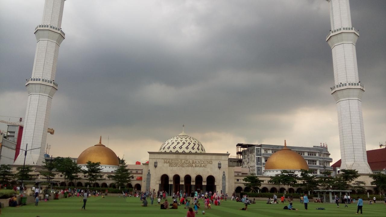 Sensasi Wisata Atas Bawah di Masjid Raya Bandung