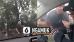 Pengendara tersebut memukul bagian depan mobil sambil mengacungkan jari.