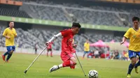 Pesepak bola dengan keterbatasan fisik He Yiyi (AFP)