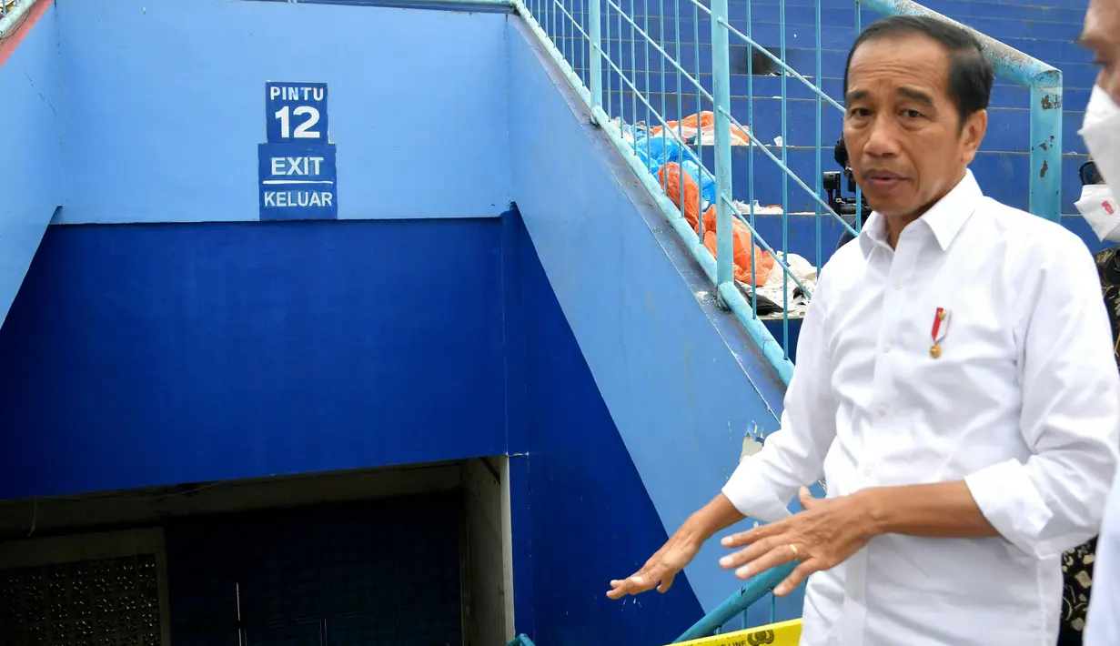 Presiden Joko Widodo juga sempat melihat salah satu akses yang menjadi titik pusat dalam tragedi di sepak bola Indonesia ini. (AFP/Handout/Indonesia Presidential Palace)