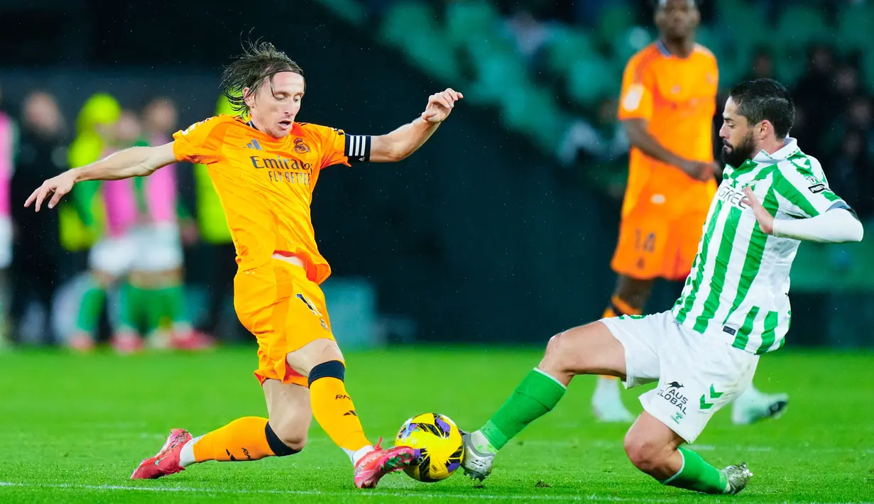 Pemain 32 tahun itu tampil sangat dominan di lini tengah. Mantan pemain Los Blancos itu sukses mencetak gol dan assist, yang memastikan Betis dapat tiga poin. (AP Photo/Jose Breton)