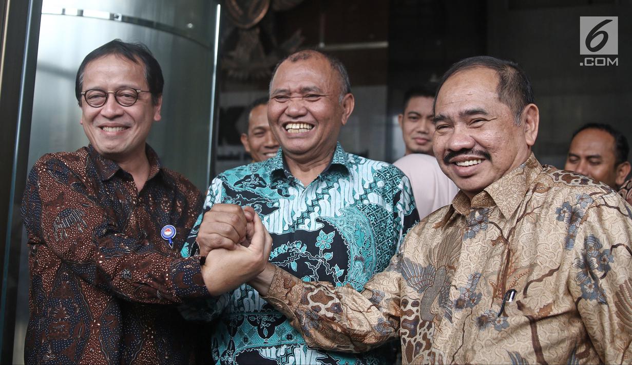 Ketua KPK Agus Rahardjo (tengah) bersalaman bersama Kepala PPATK Kiagus Ahmad Badaruddin (kanan) dan Wakil Kepala PPATK Dian Ediana Rae (kiri) usai melakukan pertemuan di Gedung KPK, Jakarta, Selasa (6/3). (Liputan6.com/Herman Zakharia)