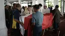 Pelayat memindahkan peti jenazah Amoroso Katamsi untuk disalatkan sebelum dimakamkan di Masjid Imam Bonjol, Pondok Labu, Jakarta, Senin (17/4). Pemeran Presiden Soeharto dalam film "G30S/PKI" itu meninggal di usia 79 tahun. (Liputan6.com/Faizal Fanani)