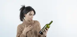 Tren sober curious mengajak seseorang lebih sadar dalam mengonsumsi alkohol dengan mengurangi frekuensi minum dan memilih gaya hidup yang lebih mindful demi kesehatan. (Foto/Dok: Magnific)