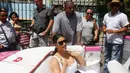 Musisi Kanye West menemani istrinya Kim Kardashian yang berada di mobil kuno setelah meninggalkan sebuah restoran di Havana, Cuba, 5 Mei 2016. Kim bersama seluruh anggota keluarganya ke Kuba untuk syuting serial reality show miliknya. (REUTERS / Stringer)