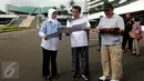 Ketua DPR RI, Ade Komarudin (kedua kiri) didampingi Sekjen DPR RI Winantuningtyastiti (kiri) melihat gambar rencana renovasi sejumlah sarana dan prasarana di Kompleks Parlemen  Senayan, Jakarta, Minggu (31/1/2016). (Liputan6.com/Helmi Fithriansyah)