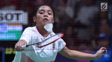 Tunggal putri Indonesia, Gregoria Mariska Tunjung mengembalikan kok ke arah pemain India, Pusarla V Sindhu di babak 16 besar Bulutangkis Tunggal Putri Asian Games 2018 di Istora Kompleks GBK, Jakarta, Sabtu (25/8). (Liputan6.com/Helmi Fithriansyah)