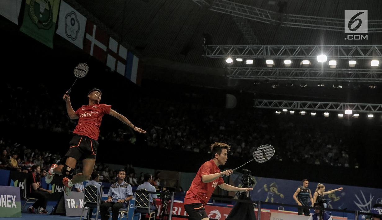 Tontowi Ahmad melompat ke udara saat akan memukul kok dalam laga pertama Indonesia Open 2017 di Jakarta, Selasa (13/6). Tontowi/Liliyana unggul dengan skor 19 - 21 - 21. (Liputan6.com/Faizal Fanani)