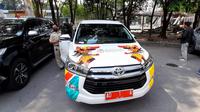 Gibran Rakabuming Raka mengganti stiker mobil dinasnya untuk ikut mempromosikan perhelatan ASEAN Para Games 2022 yang digelar di Solo.(Liputan6.com/Fajar Abrori)