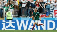 Pemain Meksiko, Hirving Lozano merayakan golnya dalam pertandingan Grup F antara Jerman dan Meksiko di Piala Dunia 2018 di Stadion Luzhniki, Moskow, Rusia, Minggu (17/6). Gol tunggal Lozano membuat Jerman kalah dari Meksiko. (AP Photo/Antonio Calanni)
