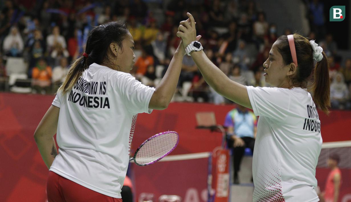 Pasangan Indonesia, Leani Ratri Oktila/Khalimatus Sadiyah saat melawan wakil Cina, Cheng Hefang/Ma Huihui, pada final bulu tangkis Asian Para Games di Istora, Jakarta, Jumat (12/10/2018). Indonesia menang 21-15, 21-12. (Bola.com/M Iqbal Ichsan)
