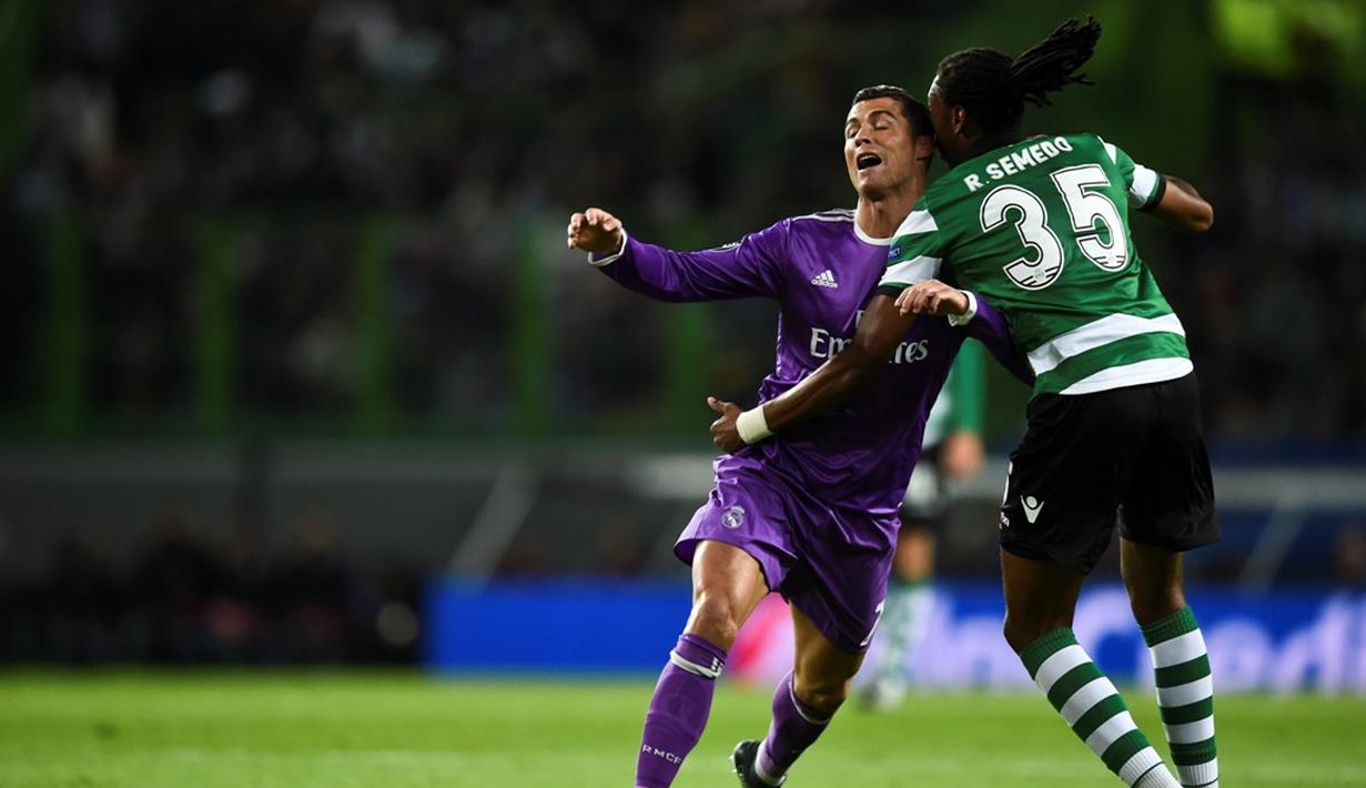 Pergerakan striker Real Madrid, Cristiano Ronaldo, dihadang bek Sporting CP, Ruben Semedo, pada laga kelima Grup F Liga Champions di Estadio Jose Alvalade, Selasa (22/11/2016). (AFP/ Patricia De Melo Moreira)