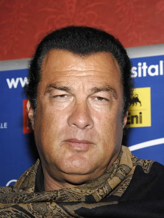 Steven Seagal mendapat penghargaan dari Belgrade-based Brothers Karic Foundation untuk aksi kemanusiaannya ketika ia berada di Belgrade. (AFP/Bintang.com)