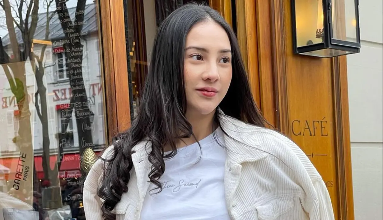 Gaya OOTD kasual Anya Geraldine sendiri bisa dijadikan inspirasi. Menggunakan kaos berwarna putih, wanita kelahiran 15 Desember 1995 ini memilih memadukannya dengan jaket berwarna putih tulang. (Liputan6.com/IG/@anyageraldine)