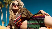 Sky Ferreira Sering Telanjang Dada Saat Difoto dan di Pantai
